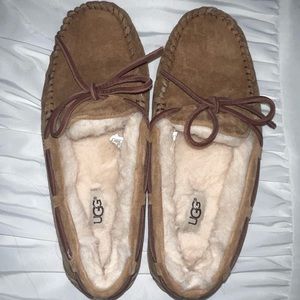 Ugg - Moccasin - Womens Dakota Wool lined // never been worn